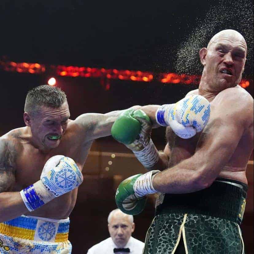 boxeur recevant un puissant coup au visage lors d’un combat sur le ring