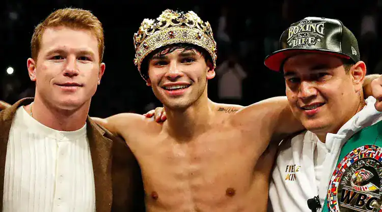trois hommes posant ensemble après un combat de boxe, dont un boxeur torse nu portant une couronne