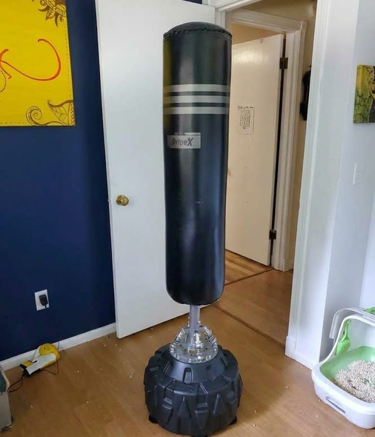 Test du sac de frappe sur pied Dripex : vue d'ensemble du sac autoportant installé en intérieur.