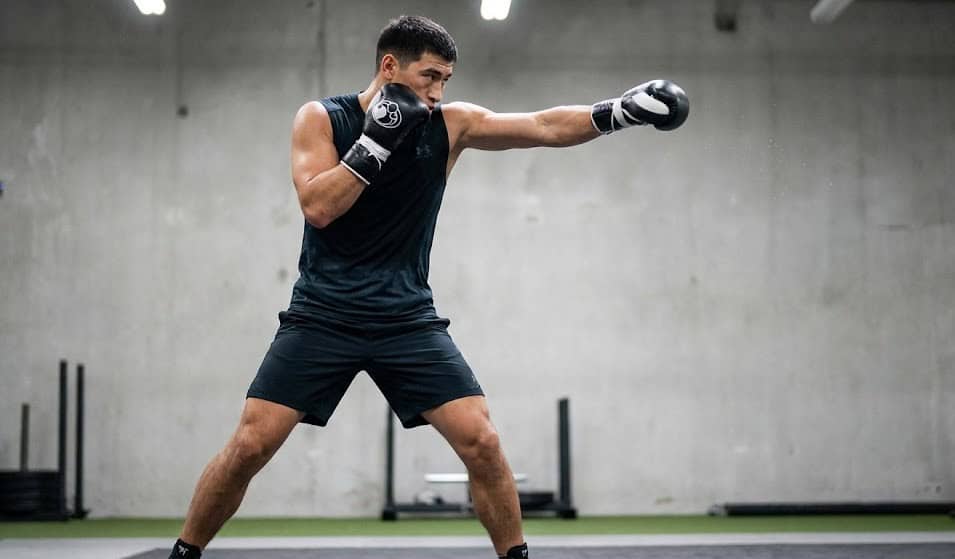 Analyse technique : Dmitry Bivol lançant un jab parfait tout en restant sur la pointe des pieds.