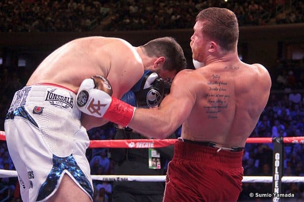 Canelo Alvarez, boxeur mexicain roux, plaçant son crochet gauche au foie (liver shot).