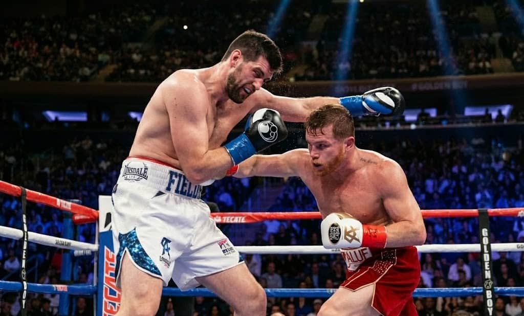 Canelo Alvarez utilisant un mouvement de tête pour esquiver et préparer un contre-uppercut.