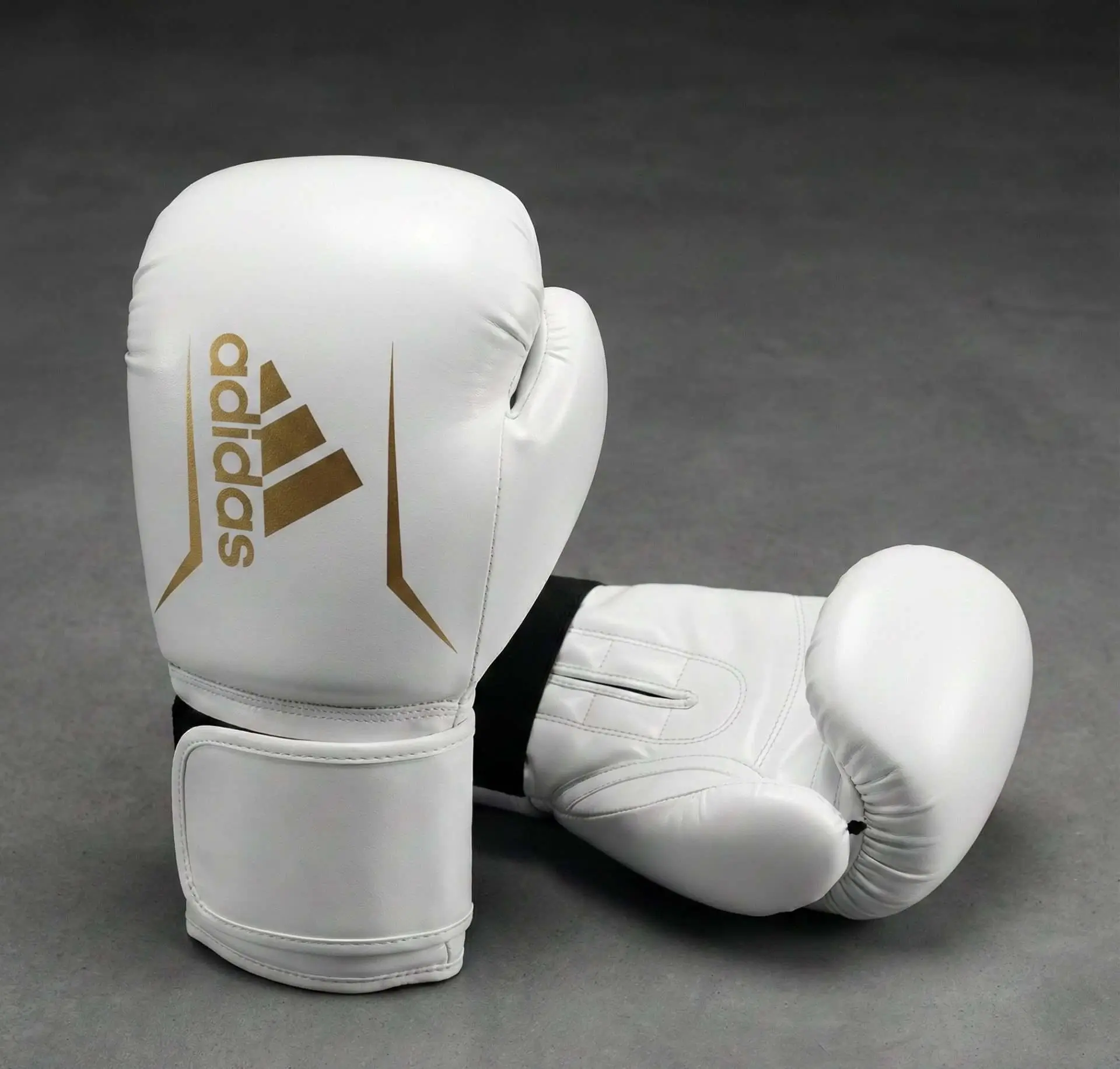 Gants de boxe femme Adidas Speed 50 blanc et or — technologie One Piece sans couture, coupe ergonomique pour vitesse