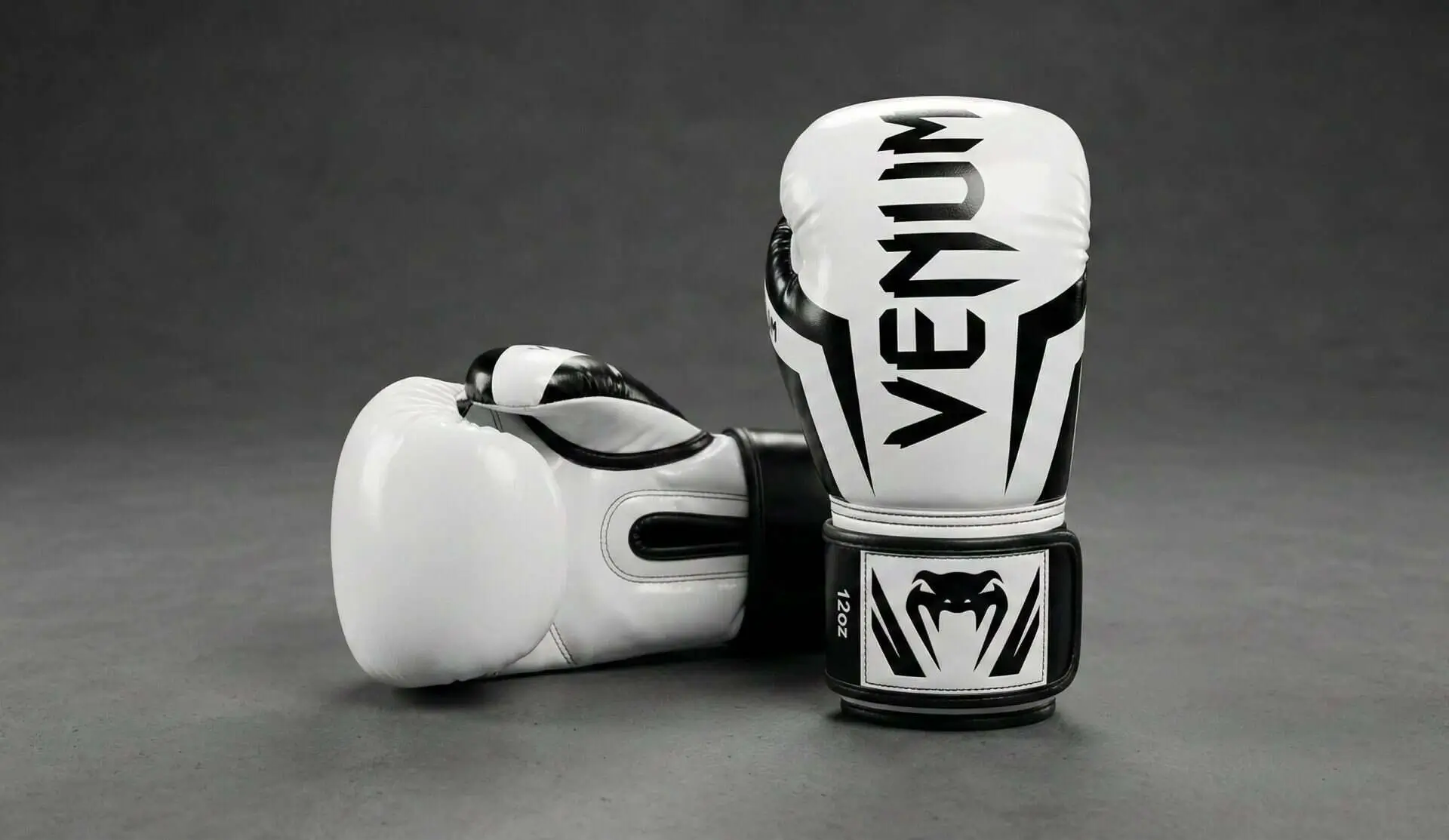 Gant de boxe femme Venum Challenger 3.0 blanc et noir — rembourrage triple densité, fermeture velcro large, idéal débutante
