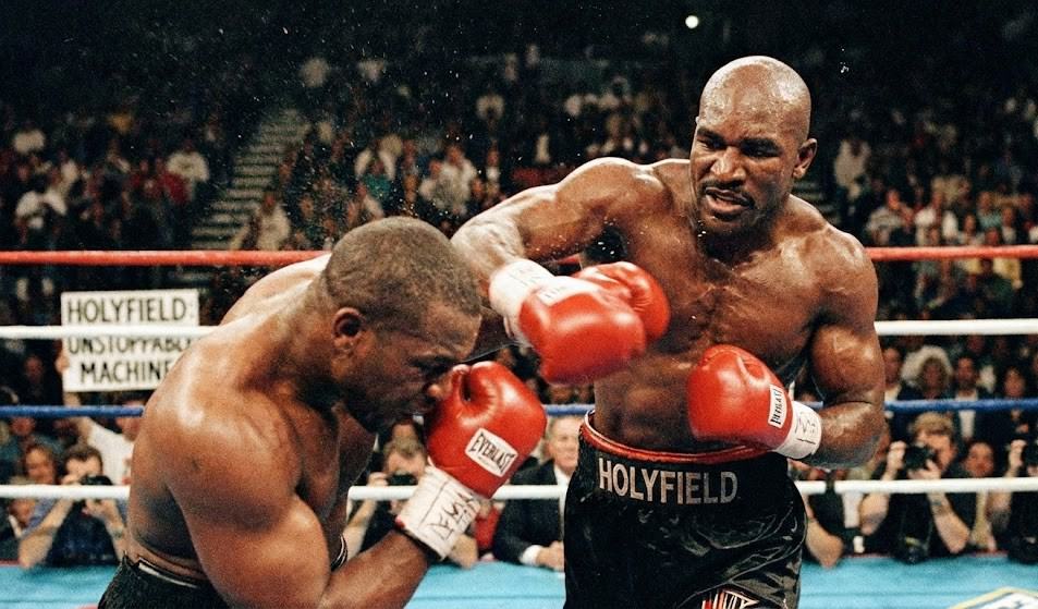 Analyse technique : Holyfield bloquant un coup et remisant immédiatement avec un crochet gauche.
