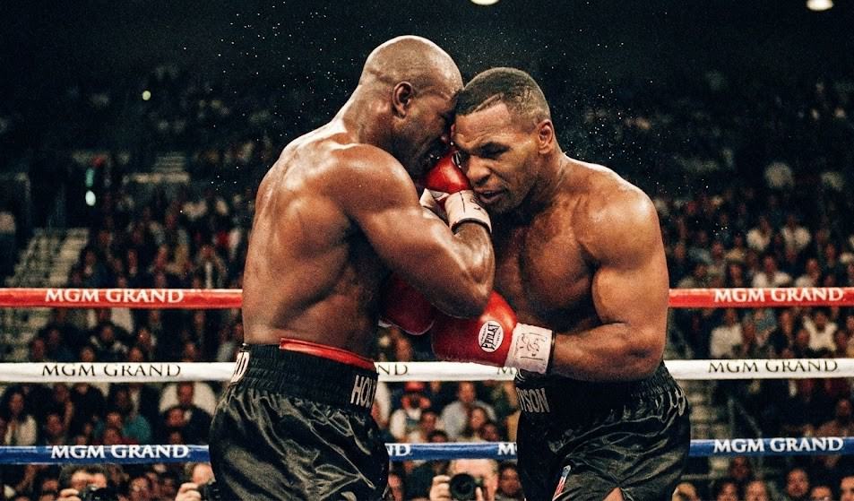 Le combat intense entre Evander Holyfield et Mike Tyson, corps à corps physique au centre du ring.