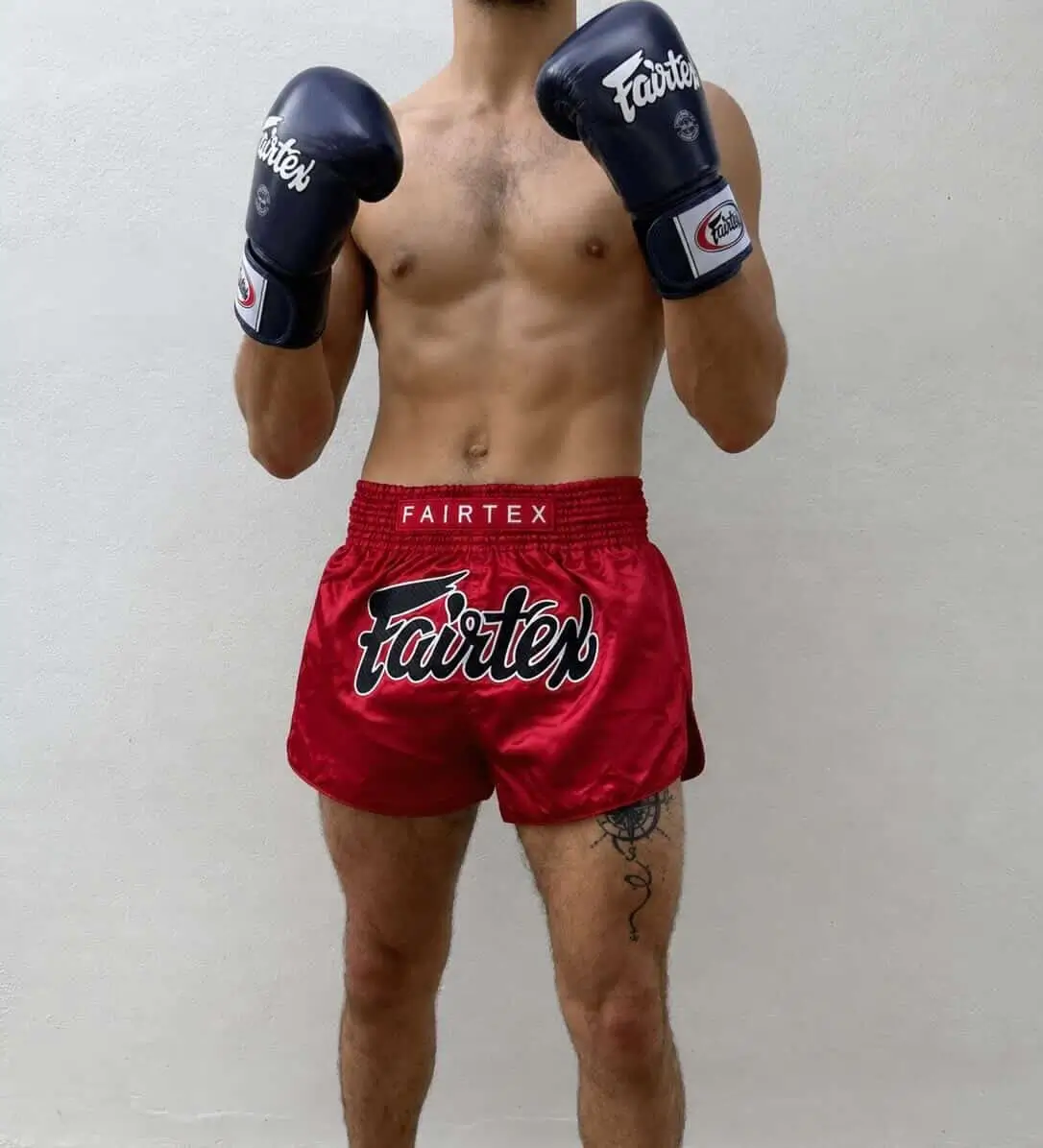 Jules Lieuron teste les gants Fairtex BGV1 bleu marine en garde de face — test terrain Muay Thai avec short Fairtex
