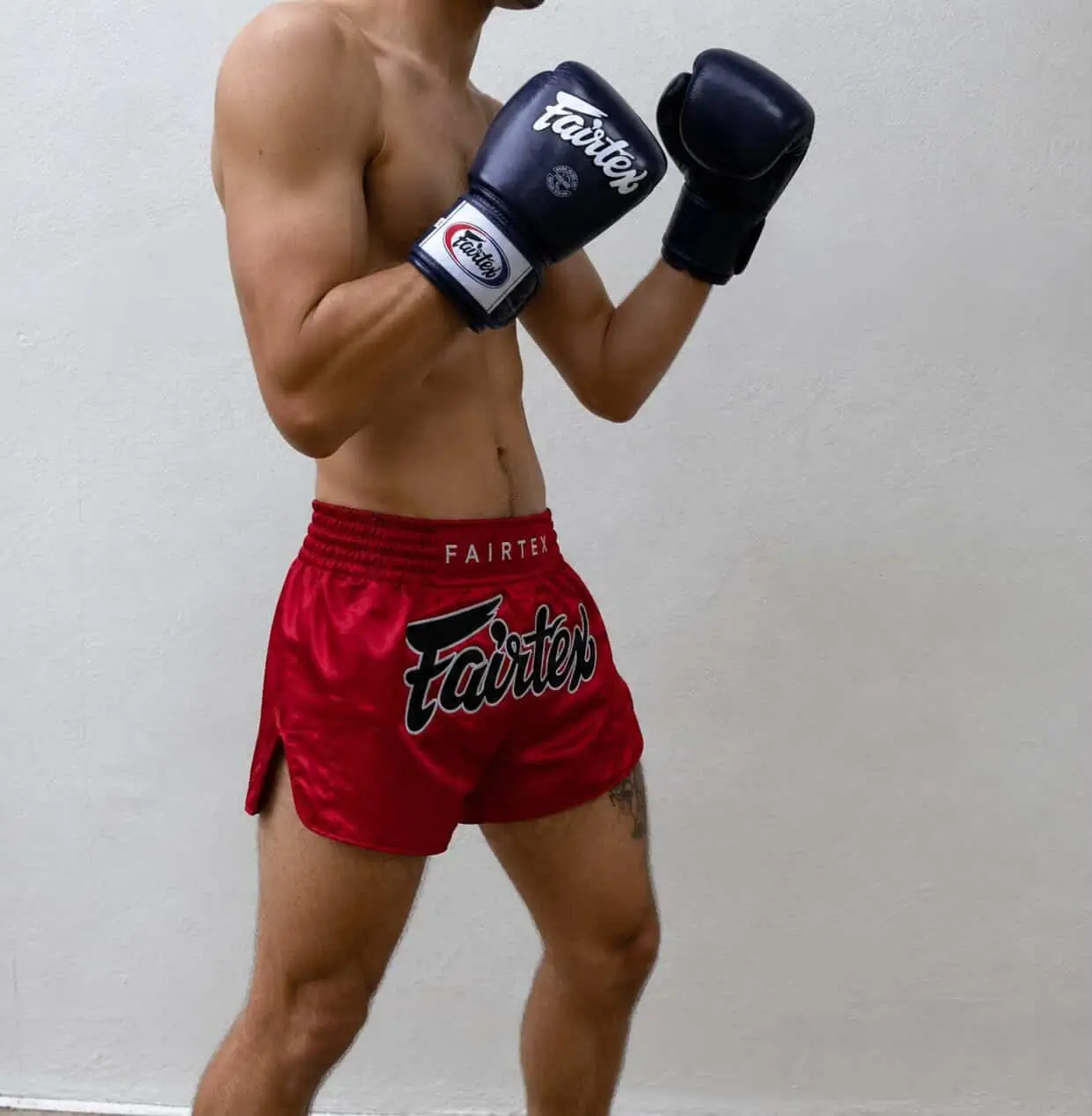 Jules Lieuron en garde de profil avec gants Fairtex BGV1 — position Muay Thai test expert HistoireBoxe