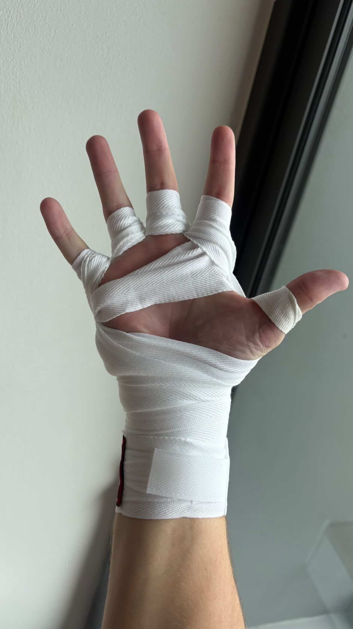 Vue intérieure paume main après bandage boxe — bandes en place
