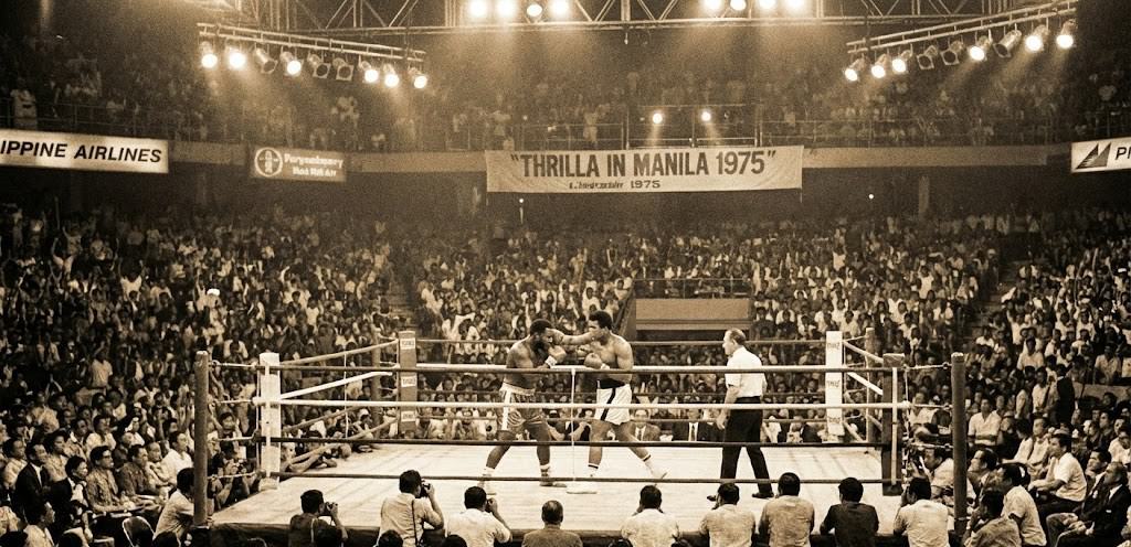 Le combat légendaire "Thrilla in Manila" entre Muhammad Ali et Joe Frazier.