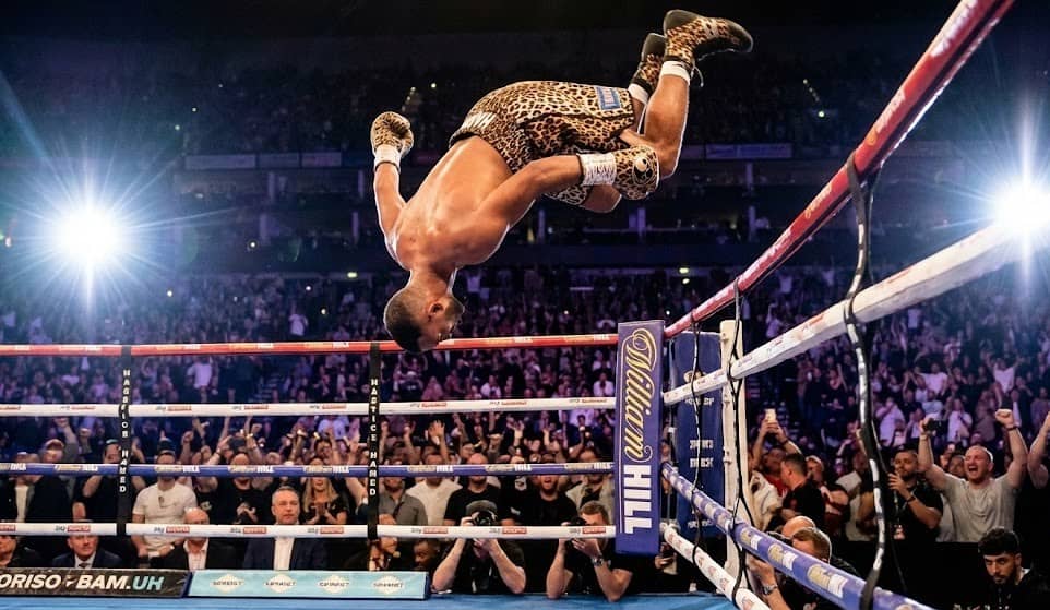 Le célèbre saut périlleux avant (Front Flip) de Prince Naseem pour entrer sur le ring par-dessus les cordes.