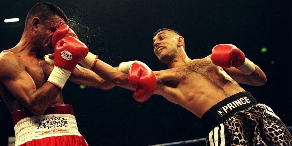 Analyse technique : Naseem Hamed esquivant un coup en se penchant en arrière (style Matrix) avec les mains baissées.