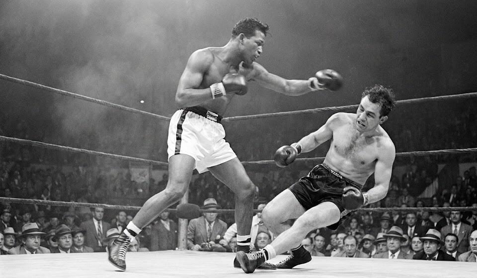 Analyse technique : Sugar Ray Robinson connectant un crochet gauche parfait tout en reculant face à un adversaire (Gene Fullmer ou LaMotta).