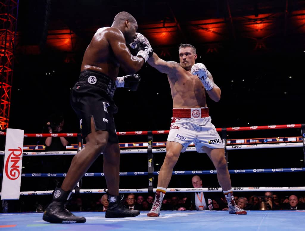 Analyse technique : Usyk effectuant son pivot signature pour contourner un adversaire plus grand (comme Joshua ou Fury).