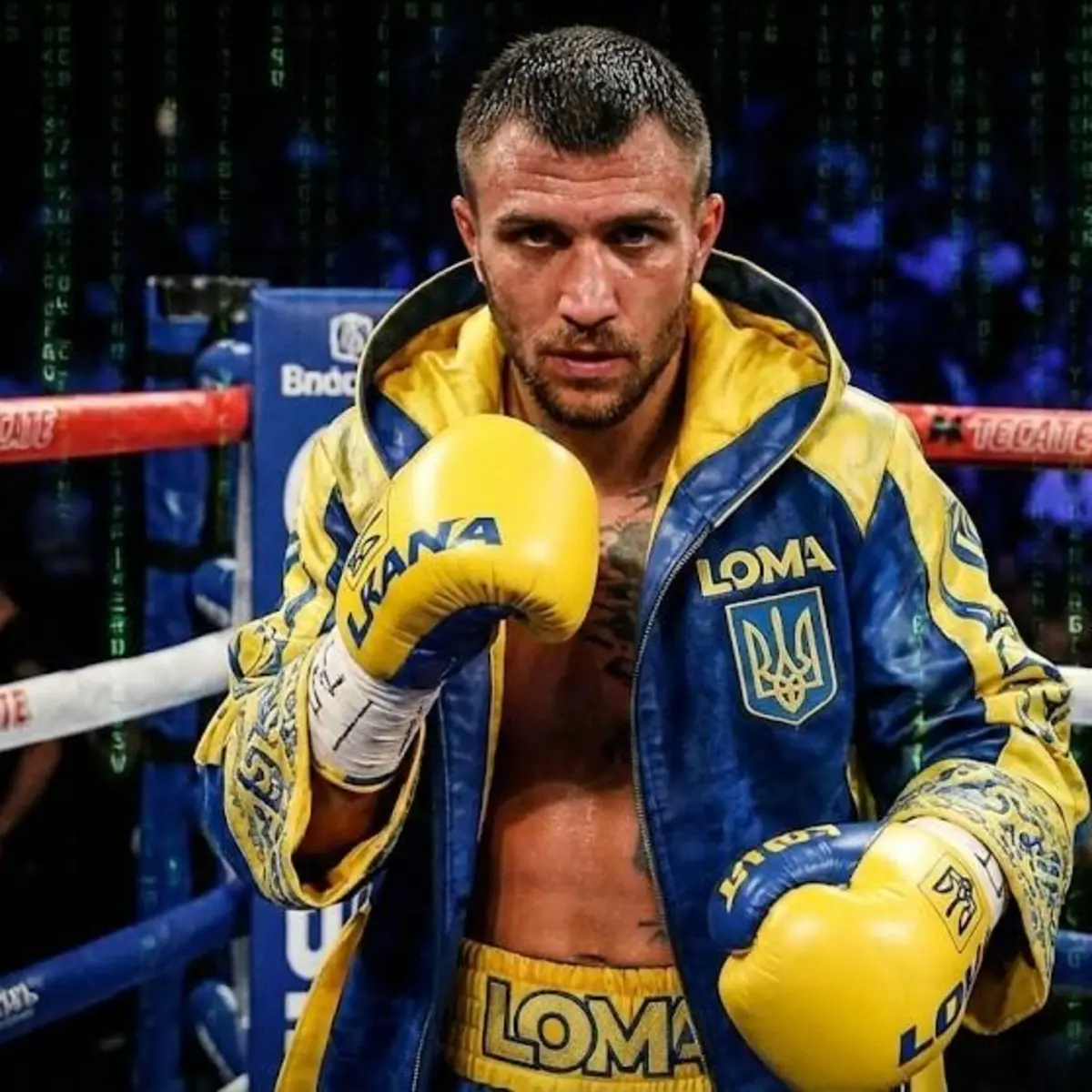 Vasyl Lomachenko en garde sur le ring avec sa veste Ukraine