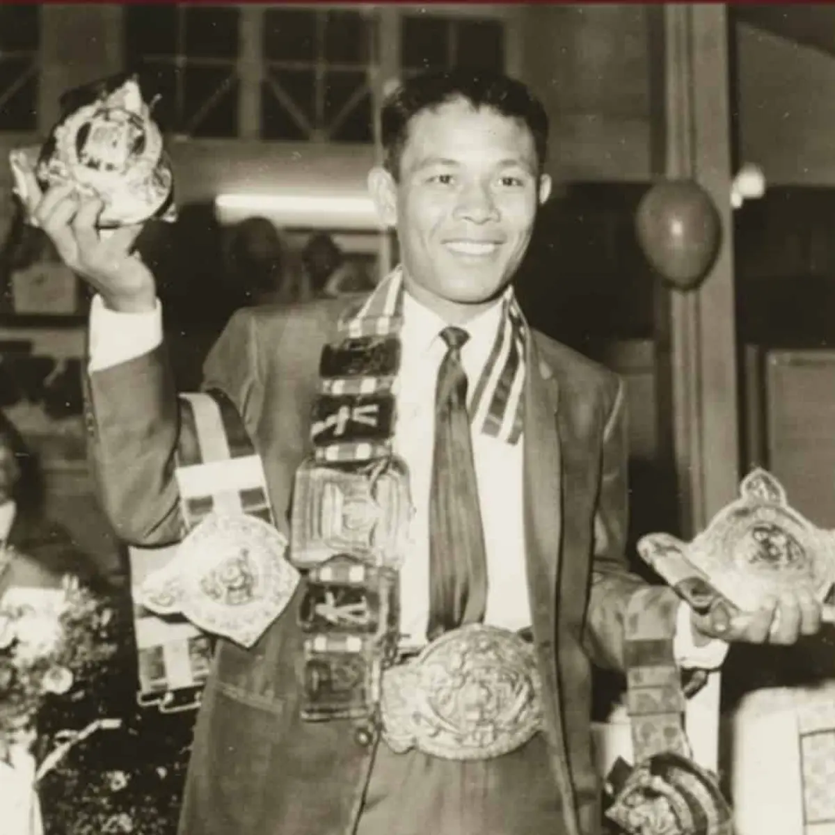 Apidej Sit-Hirun — boxeur du siècle Muay Thai 7 ceintures