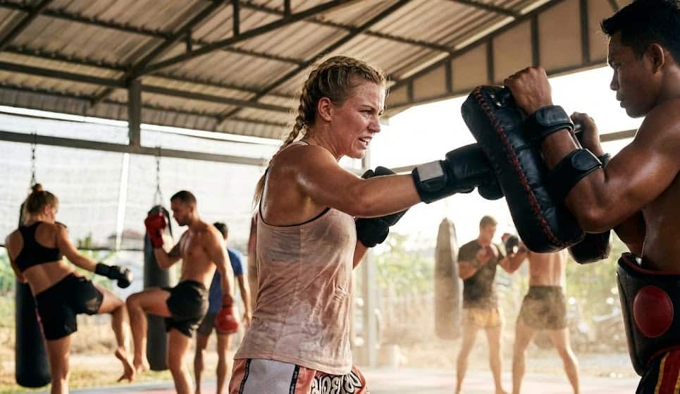Femme débutante stage muay thai thaïlande — entraînement avec coach