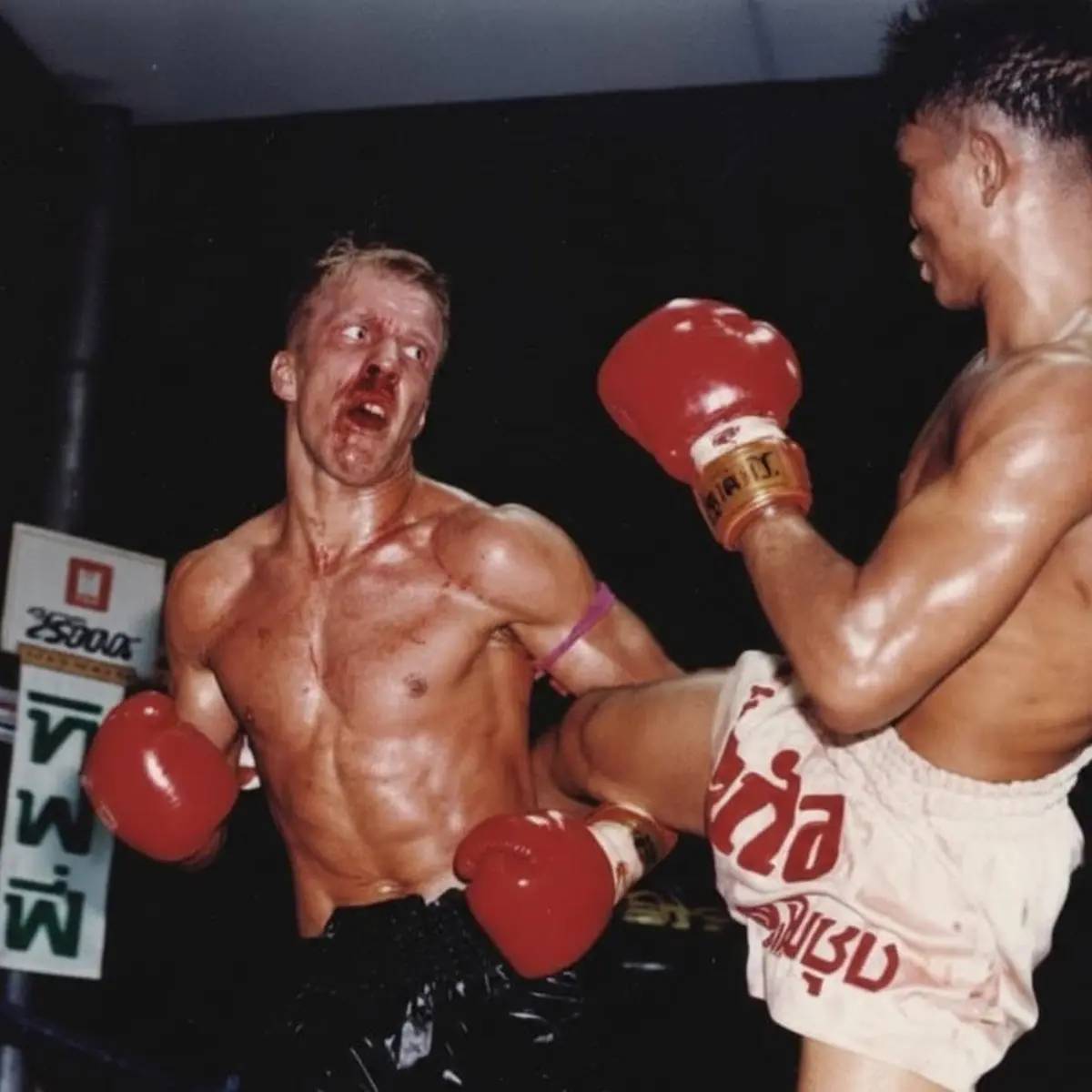 Ramon Dekkers en combat de Muay Thai en Thaïlande