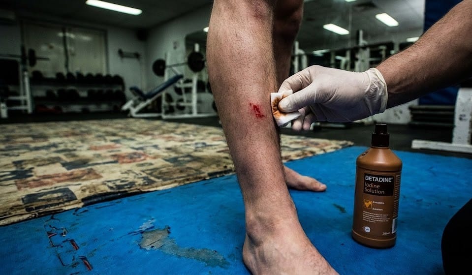 Soin blessure tibia staphylocoque muay thai thaïlande — protocole désinfection