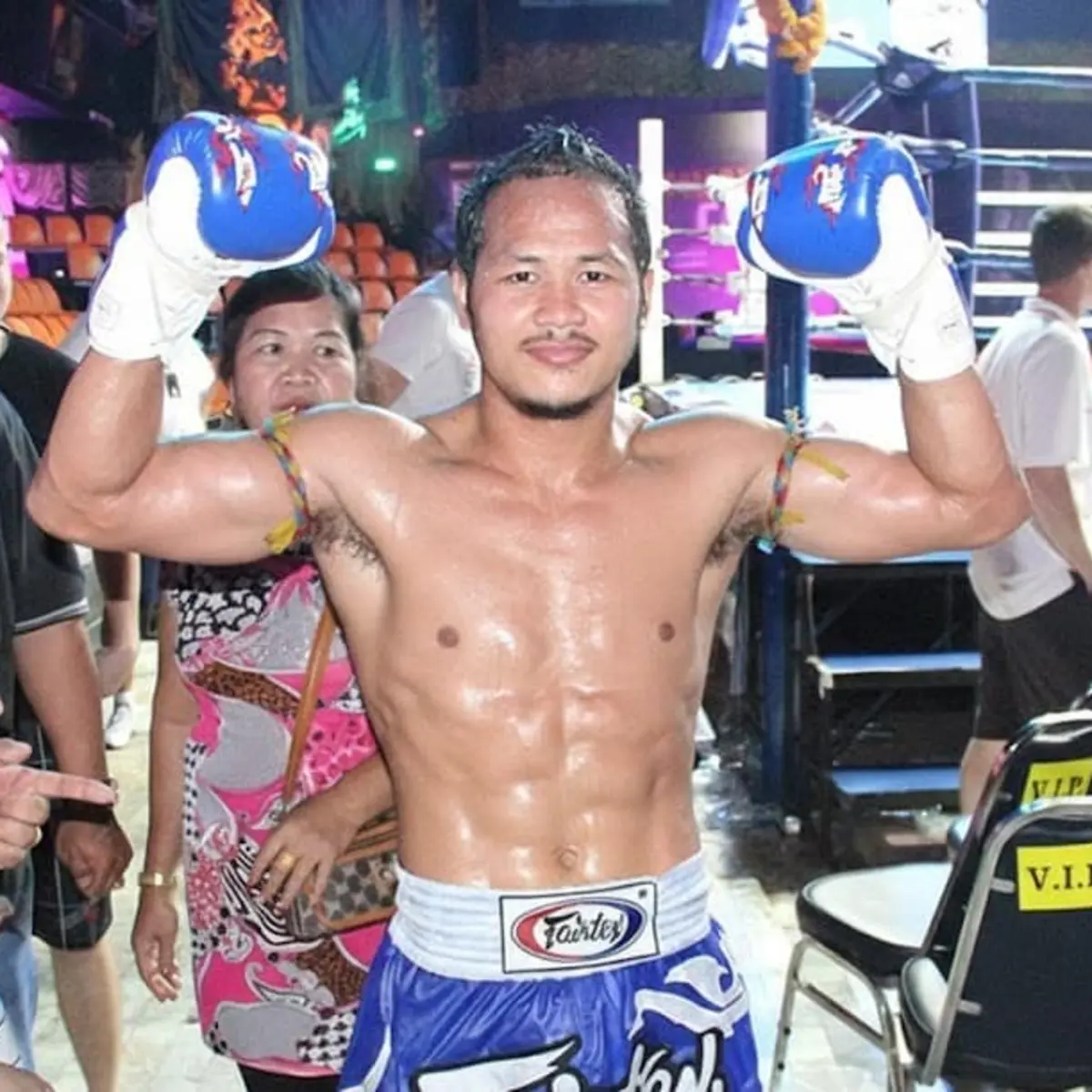 Yodsanklai Fairtex — champion Muay Thai gants bleus victoire
