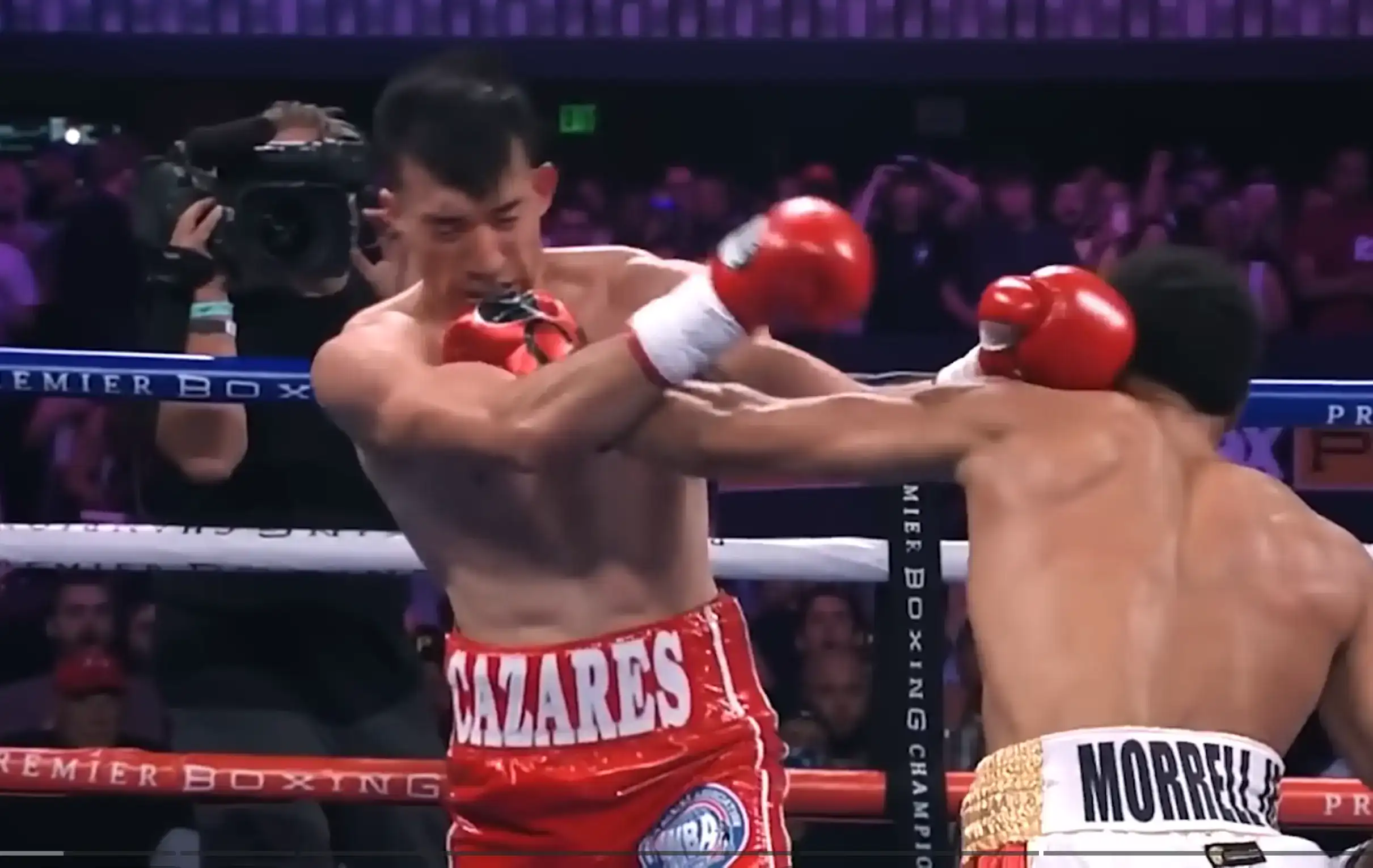 Boxeur lançant un Cross avec rotation complète du pied arrière et des hanches