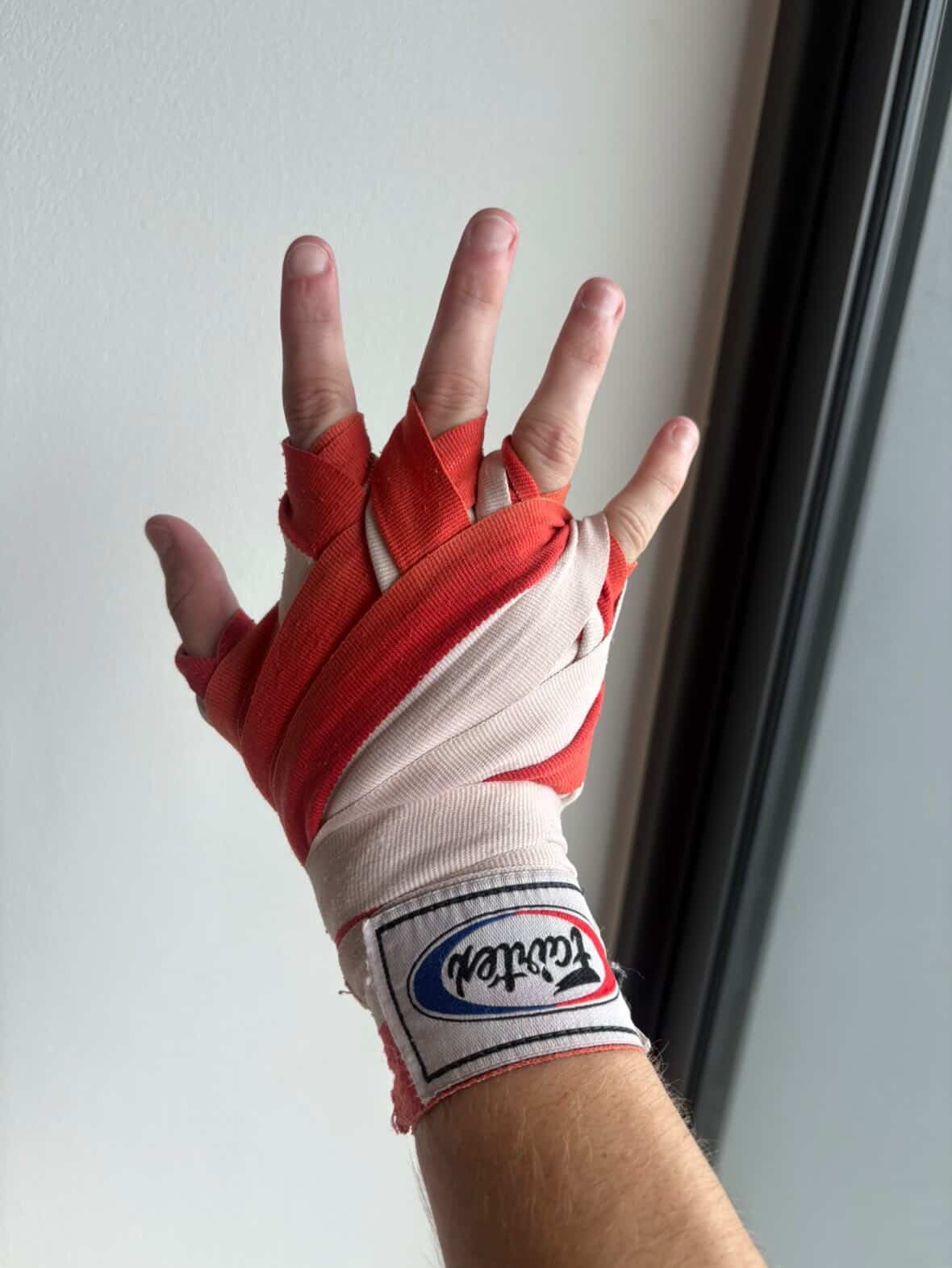 Boxeur portant les bandes Fairtex sur les mains prêtes à frapper