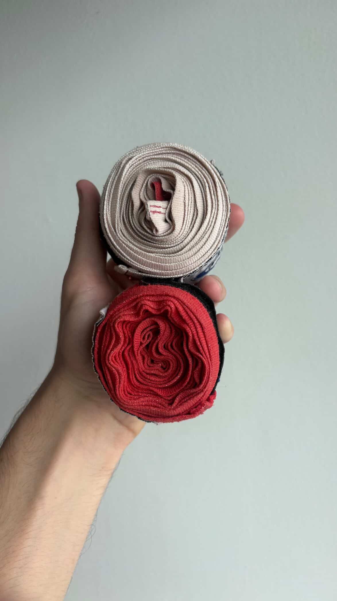 Vue de dessus des bandes Fairtex roulées montrant la texture semi-élastique et l'attache Velcro