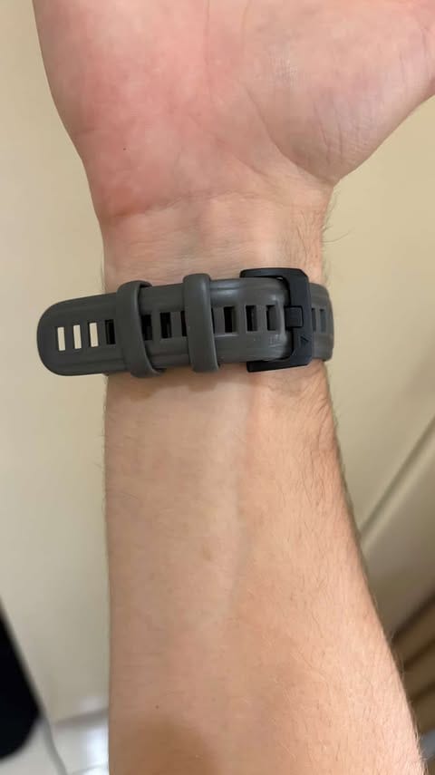 Usure réelle du bracelet silicone Garmin Instinct E après 12 mois de transpiration et d'entraînement intensif en boxe — photo terrain Jules Lieuron