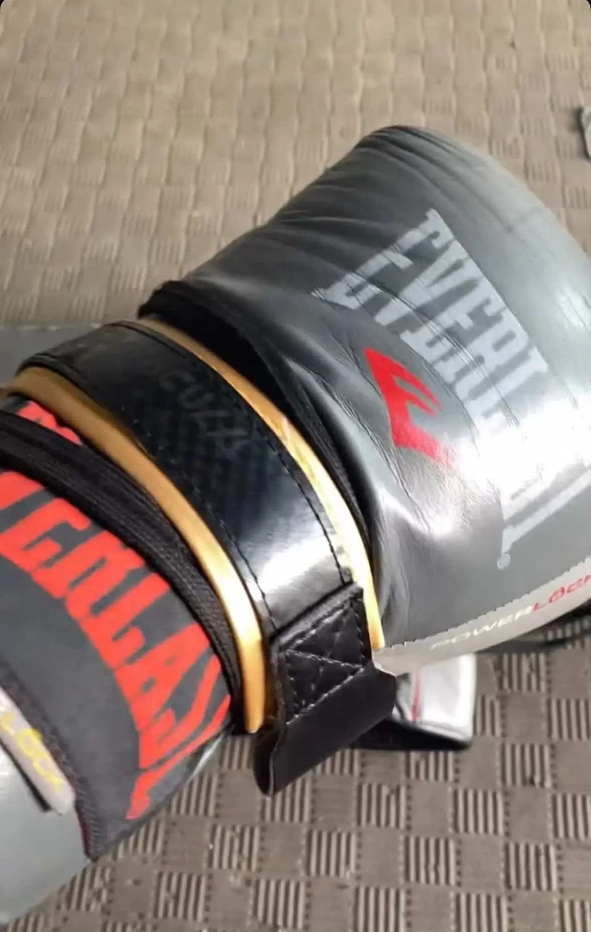 Gros plan sur le logo Everlast au poignet et le système de conversion lacets-velcro, illustrant la tenue des coutures et des matériaux après 12 mois