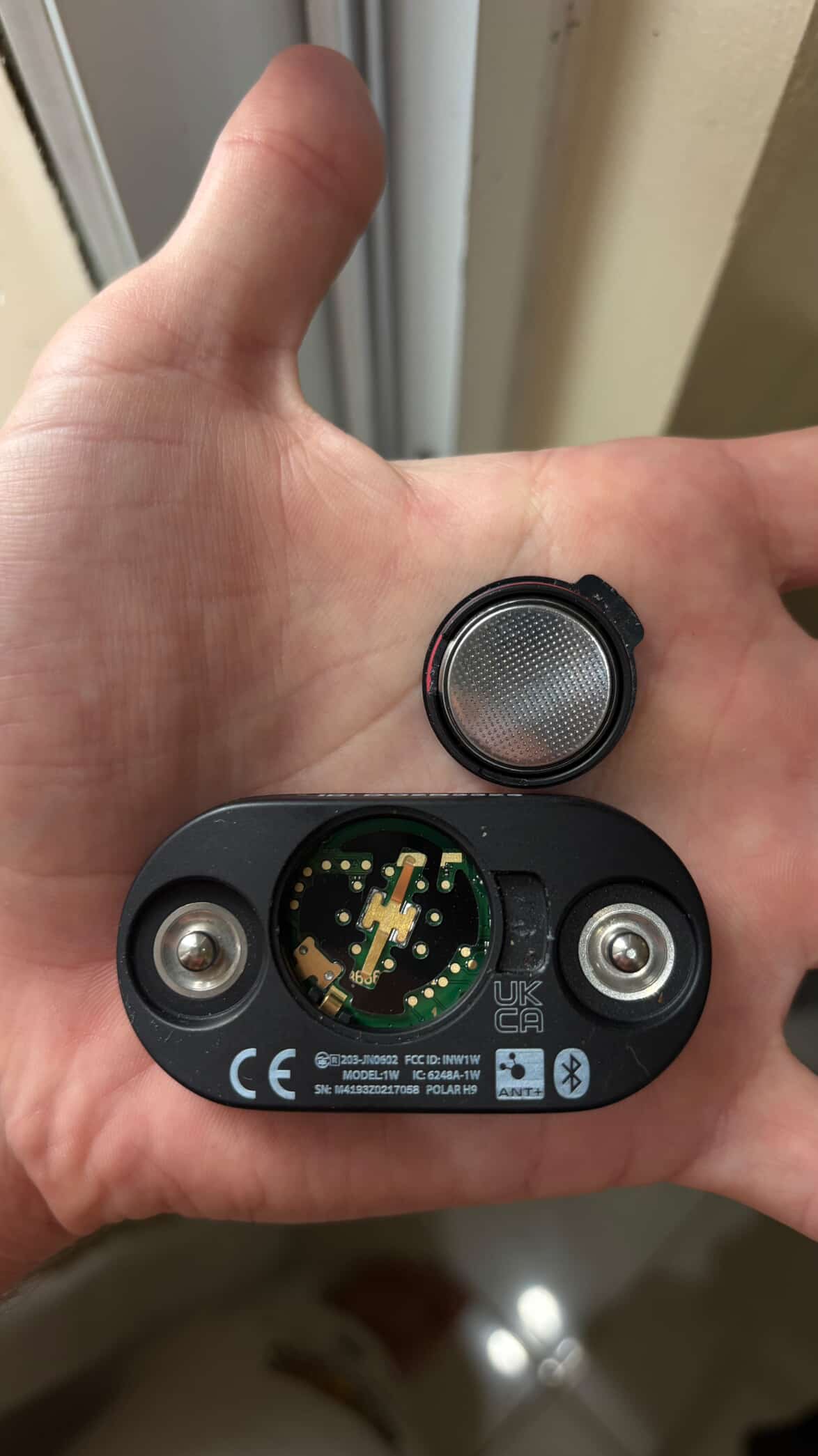 Entretien et changement de pile du capteur cardiaque Polar H10 utilisé avec la Garmin Instinct E — guide terrain par Jules Lieuron boxeur pro