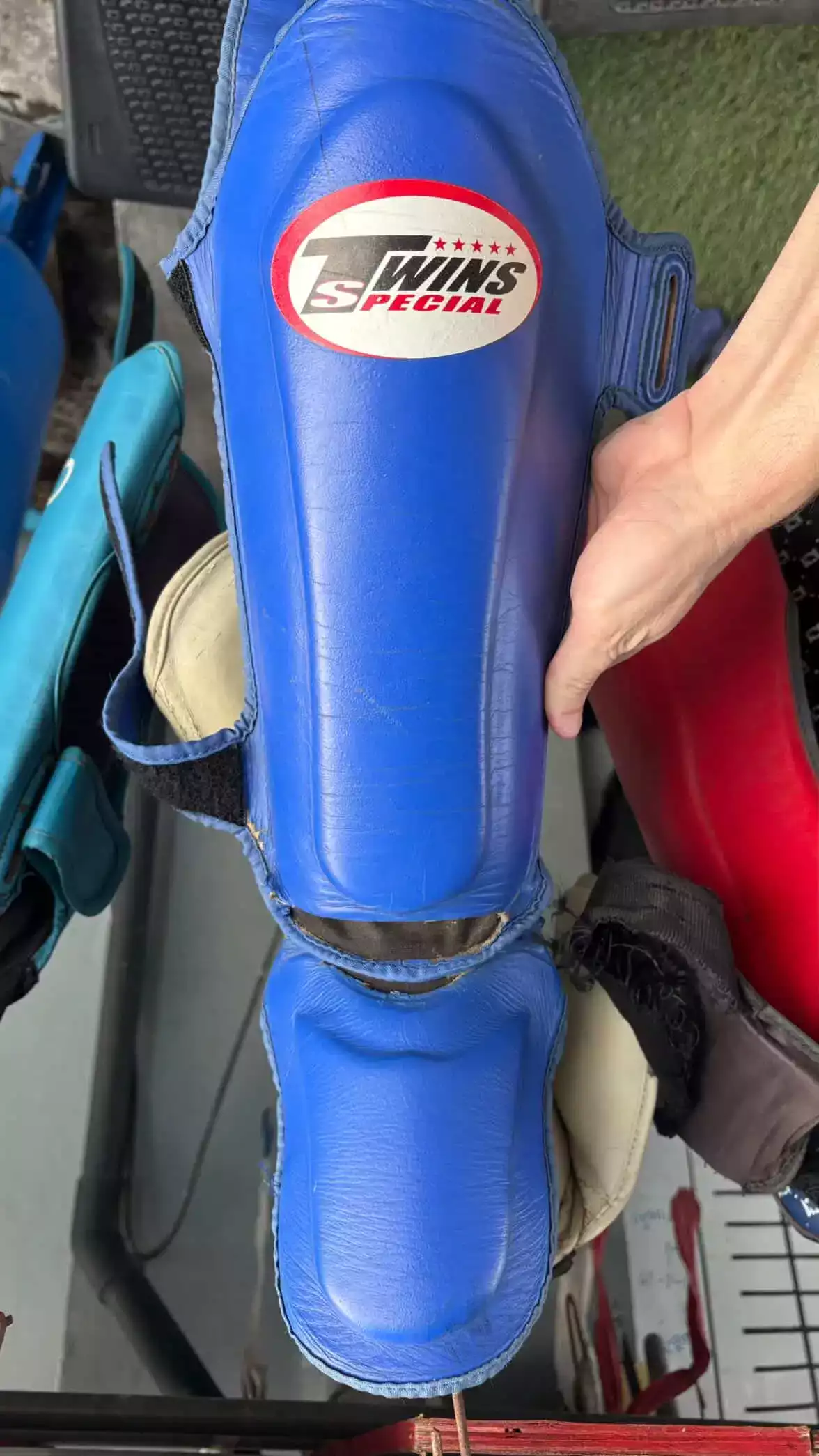 Protège-tibias Twins Special SGL7 de face — test protege tibia twins après 5 ans en Thaïlande