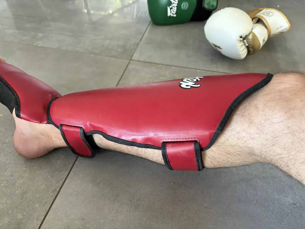 Système à deux sangles du protège-tibia Fairtex SP5 rouge, sans pièce métallique