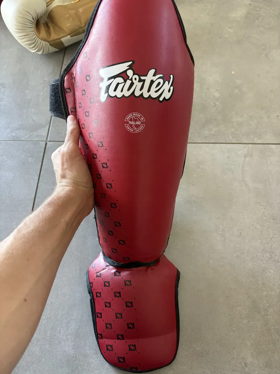 Protège-tibia Fairtex SP5 rouge, logo Fairtex et tampon Hand Made in Thailand Syntek Leather