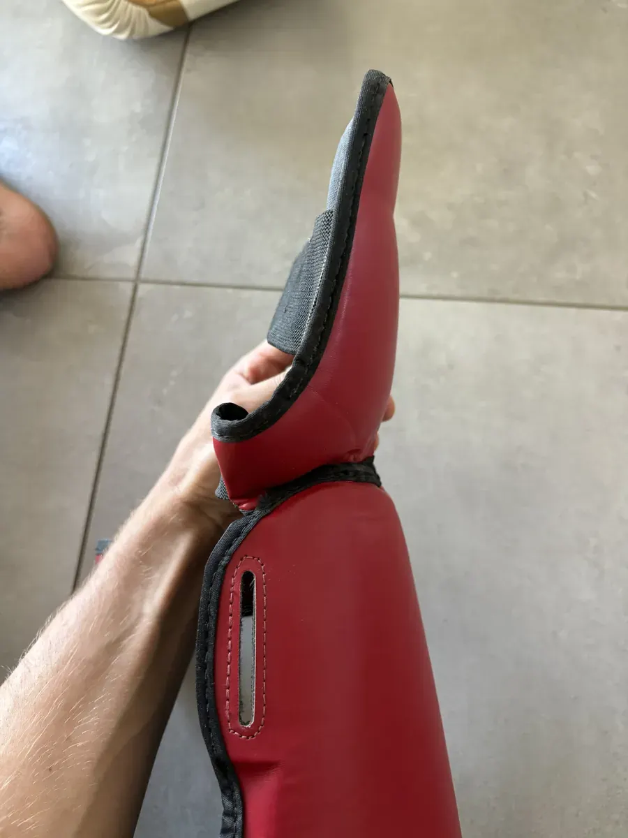 Protège-tibia Fairtex SP5 rouge vu de profil, jonction tibia cou-de-pied
