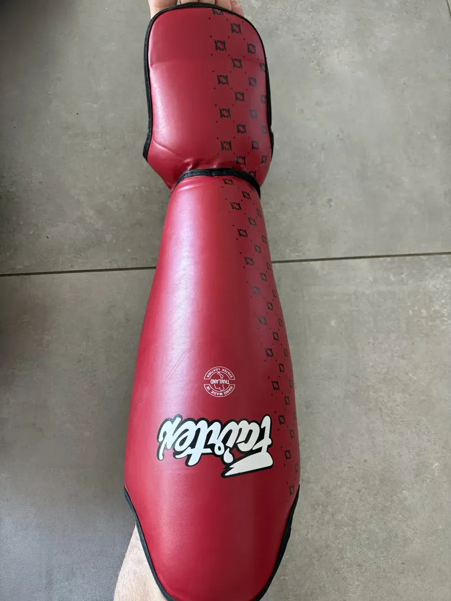 Protège-tibia Fairtex SP5 rouge porté, plaque tibiale et coussin de cou-de-pied