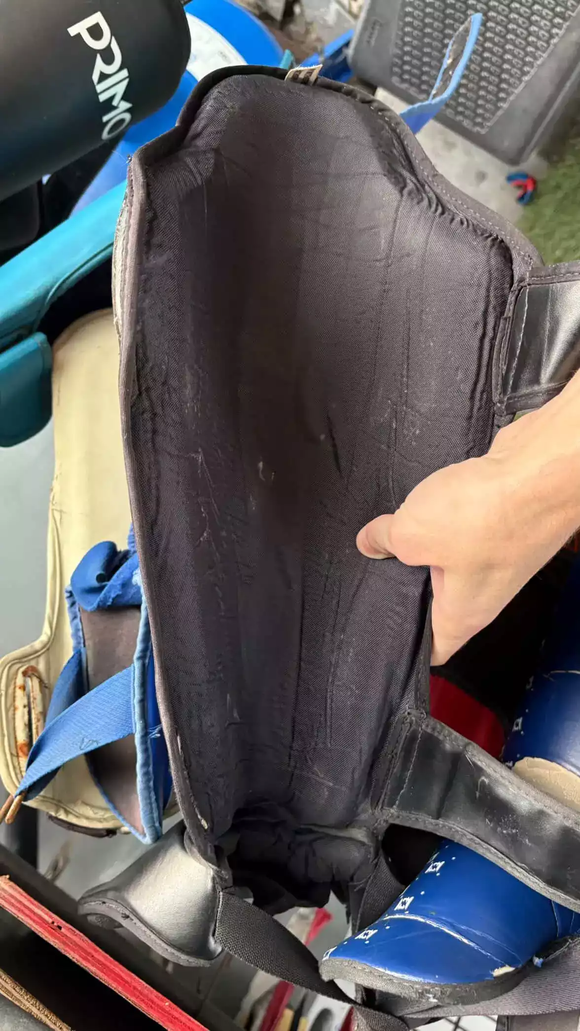 Vue intérieure protège-tibia Fairtex SP5 — doublure coton stretch et velcro sans boucle métal