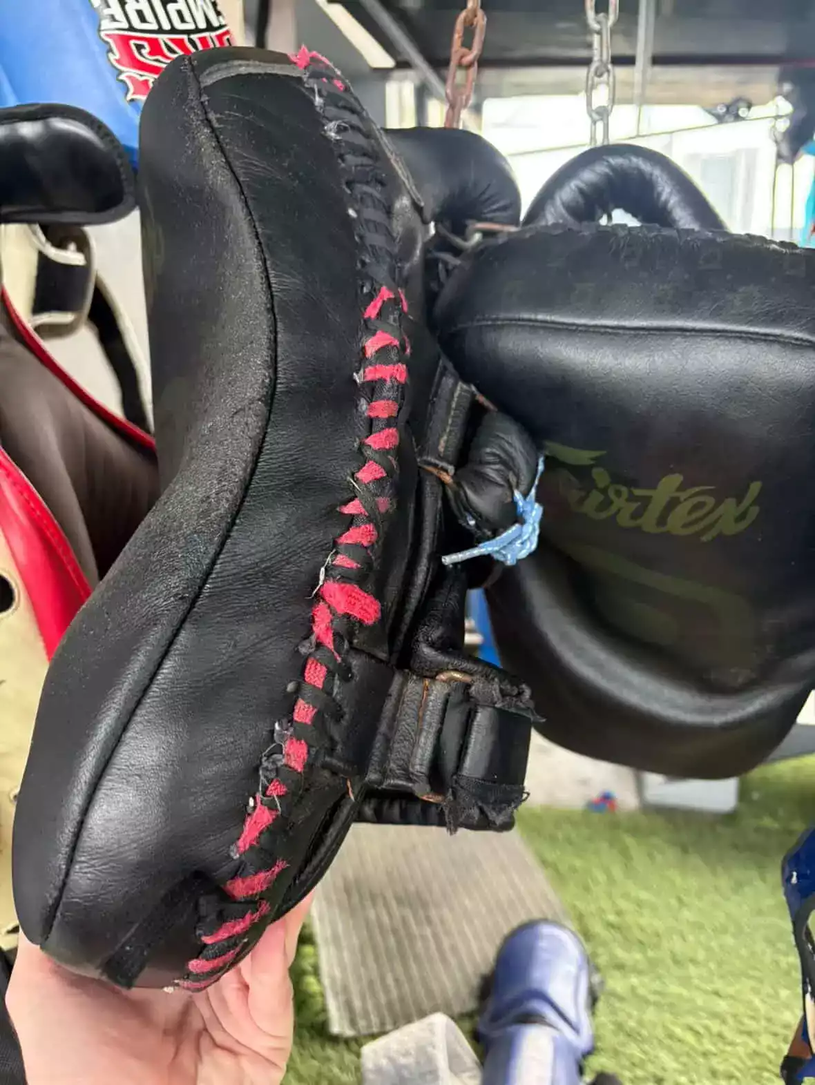 Coutures et profil du pao Fairtex KPLC5 — structure multicouche pao boxe fairtex