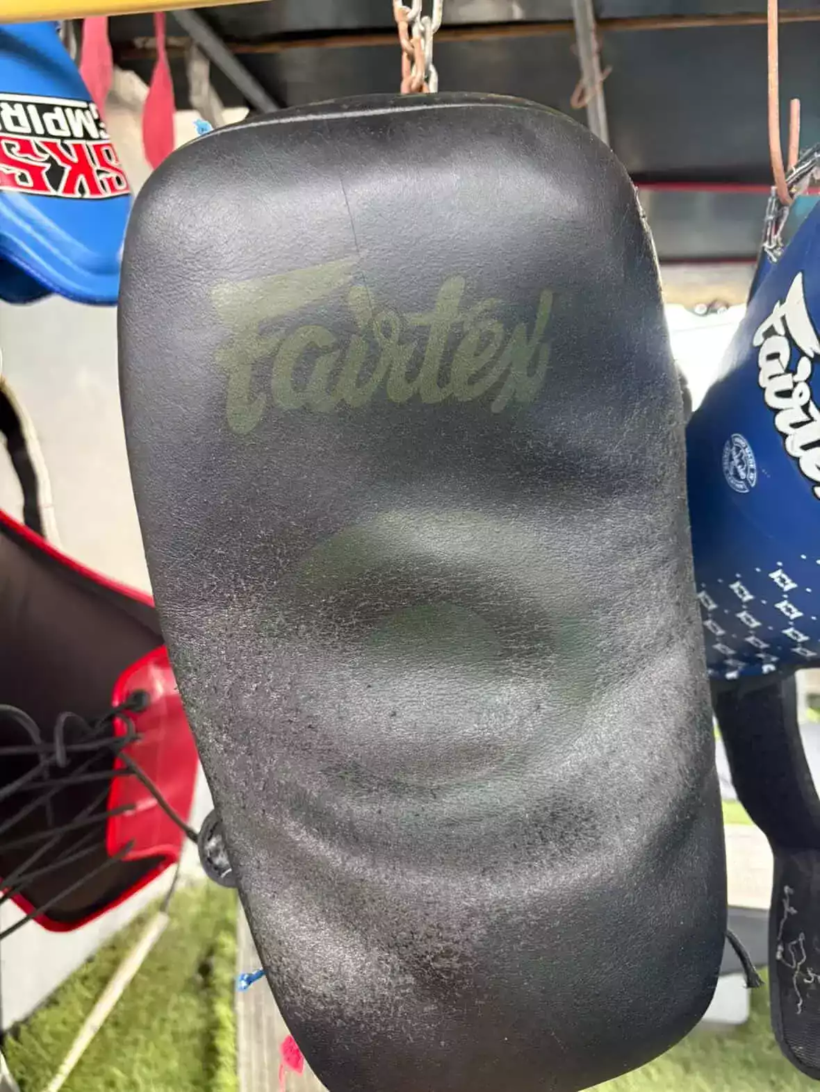 Paos Fairtex KPLC5 vus de face après 10 ans d'utilisation — pao fairtex lightweight cuir vachette