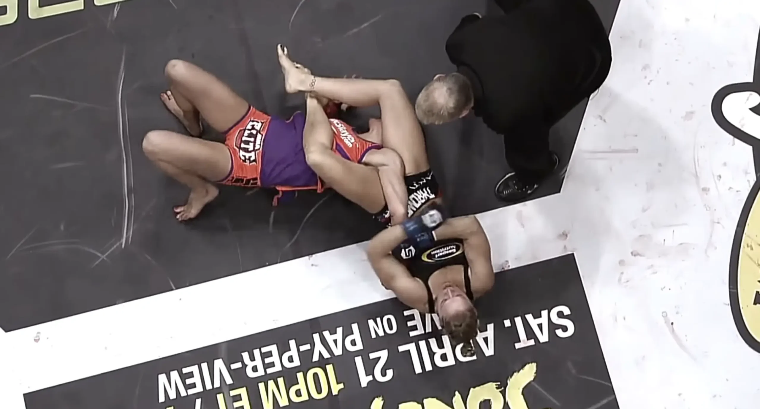 Technique de l'Armbar (Juji Gatame) en MMA : verrouillage du bras et extension avec le bassin