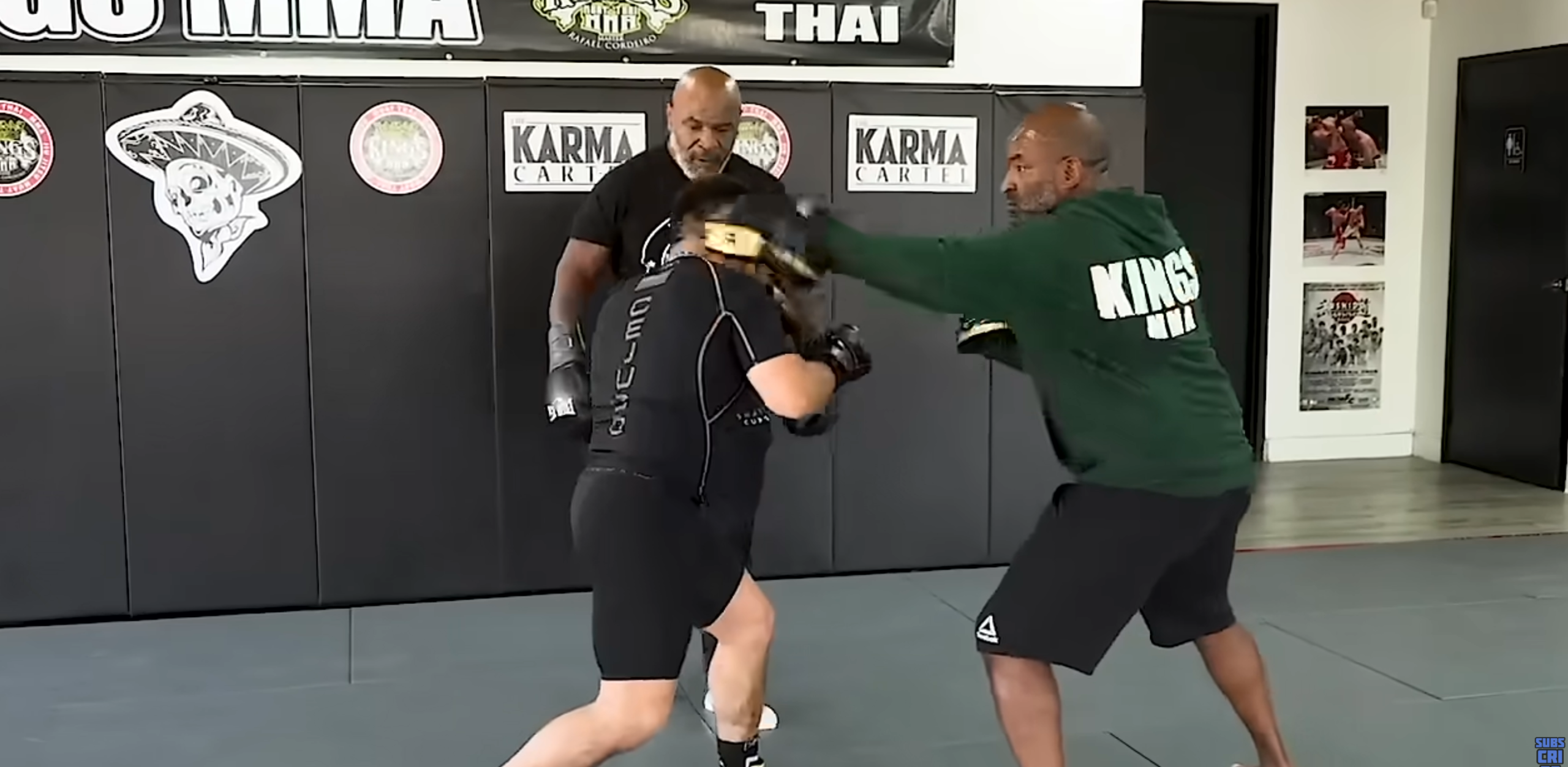 Technique slip boxe : Esquive rotative du buste pour éviter un direct