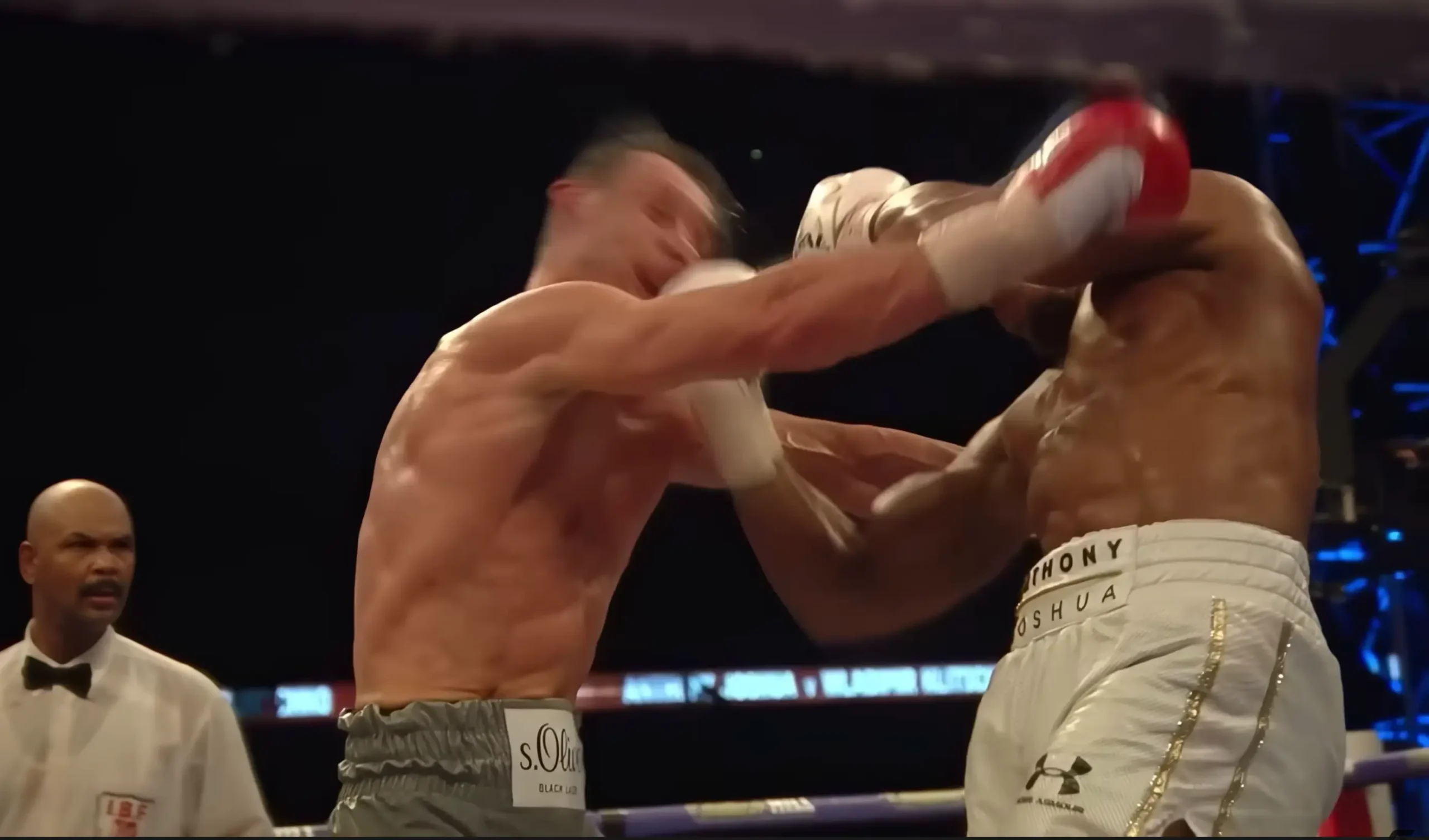 Posture fléchie et trajectoire ascendante parfaite de l'uppercut en boxe, avec une garde haute.