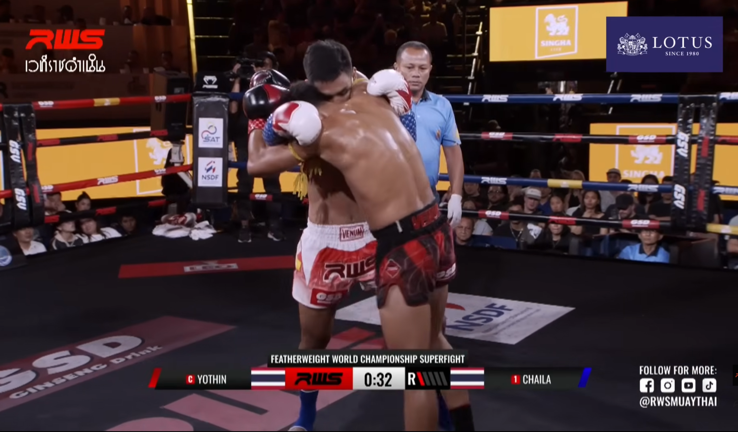 Combat Muay Thai RWS : Deux boxeurs en position de corps-à-corps (clinch) au Rajadamnern World Series.