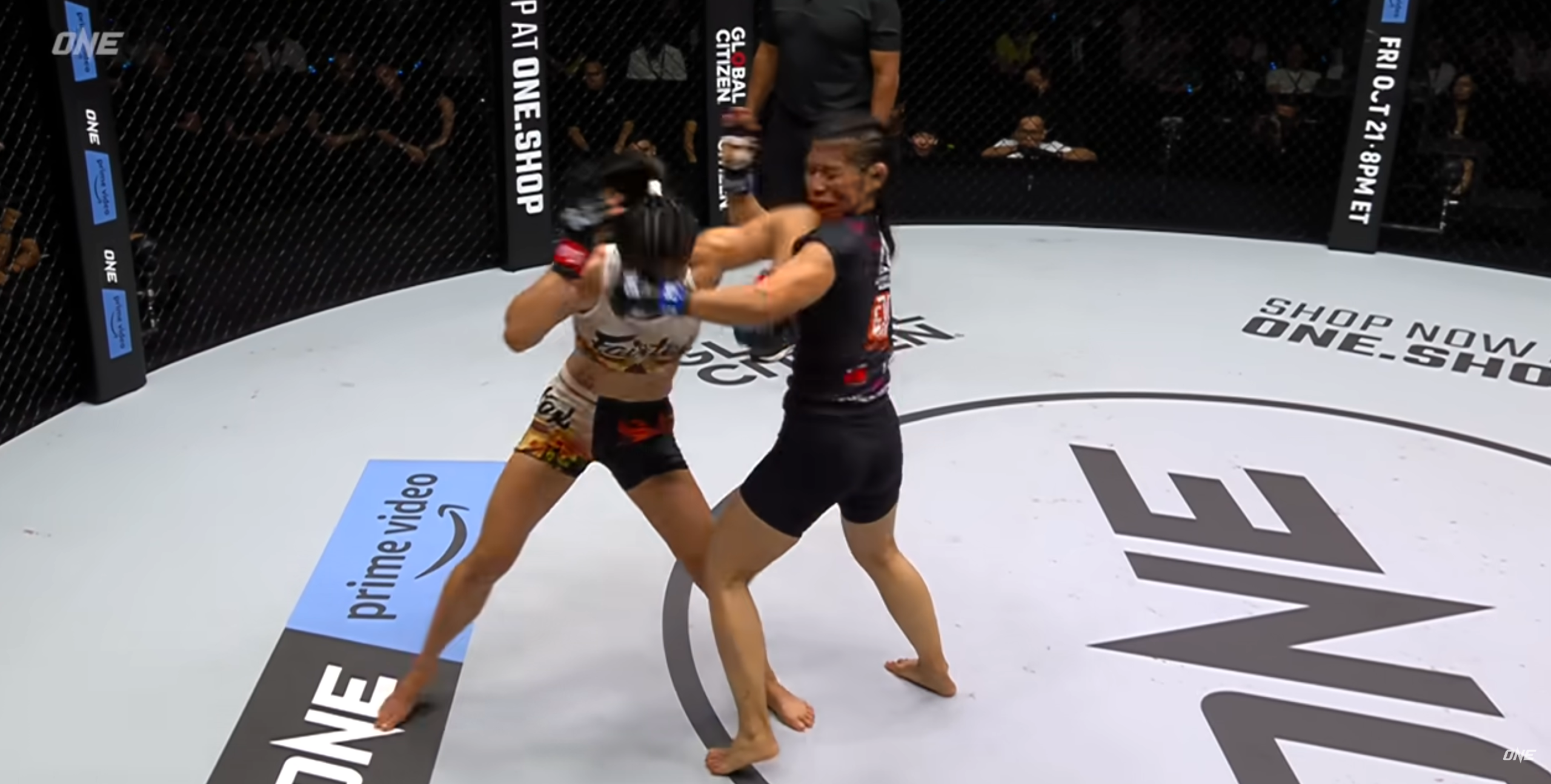 Boxeur Muay Thai en garde haute préparant un coup de coude (Sok) tranchant