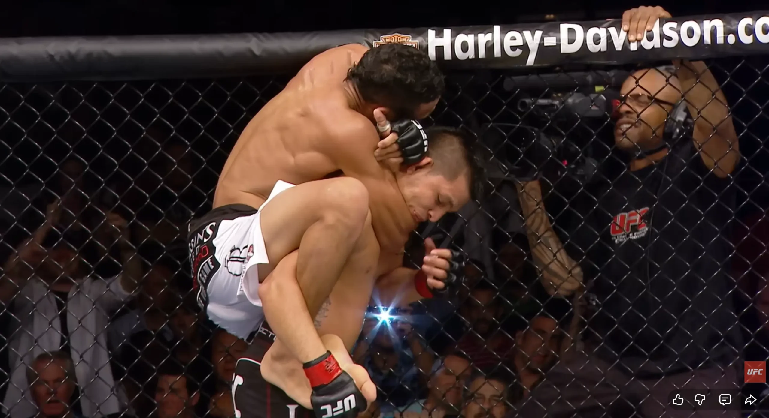 Technique du Rear Naked Choke (Mata Leão) en MMA : un combattant verrouille un étranglement arrière depuis le contrôle du dos.