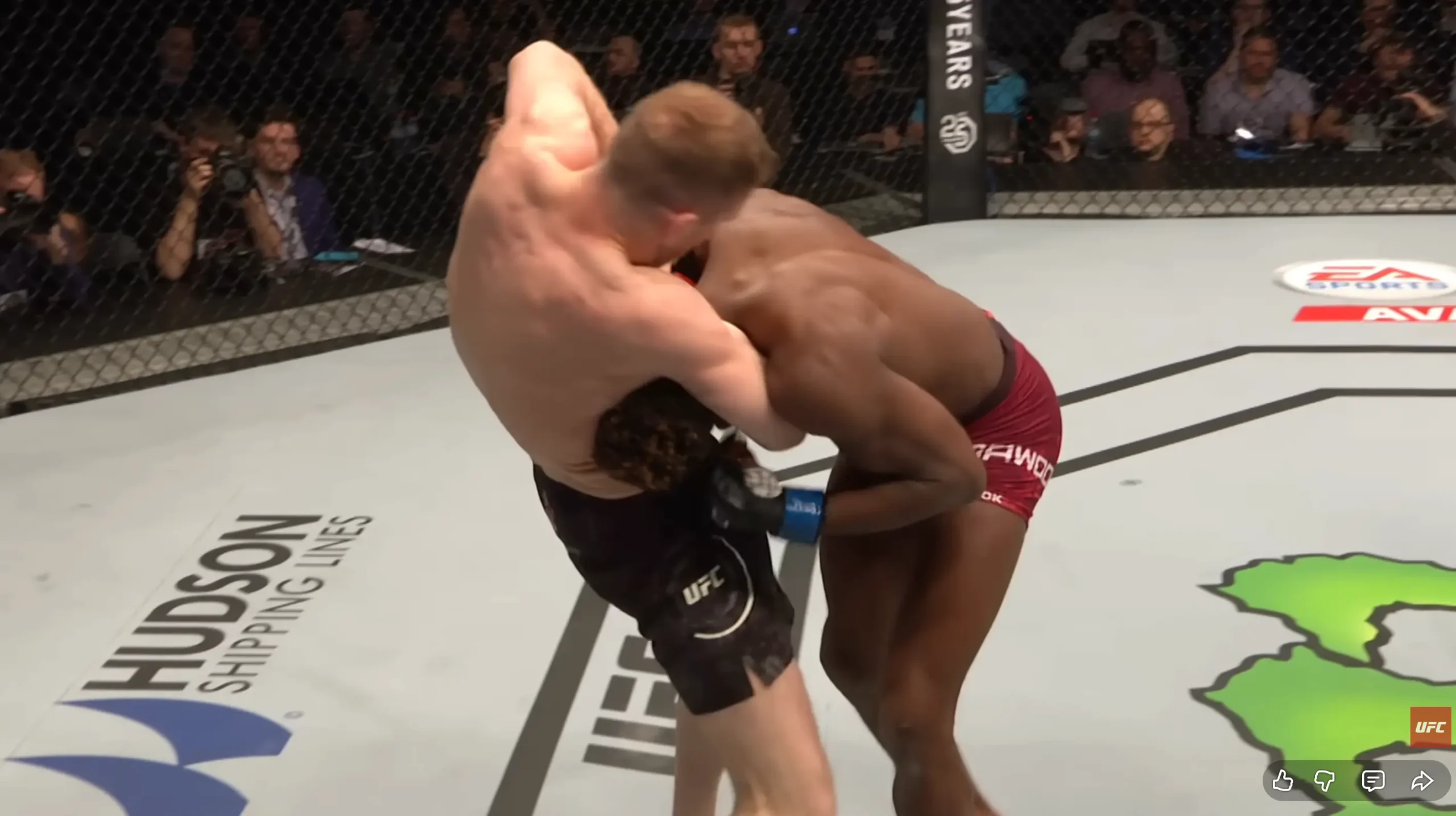 Technique de la Guillotine Choke en MMA : un combattant verrouille un étranglement frontal avec son bras depuis la garde au sol.