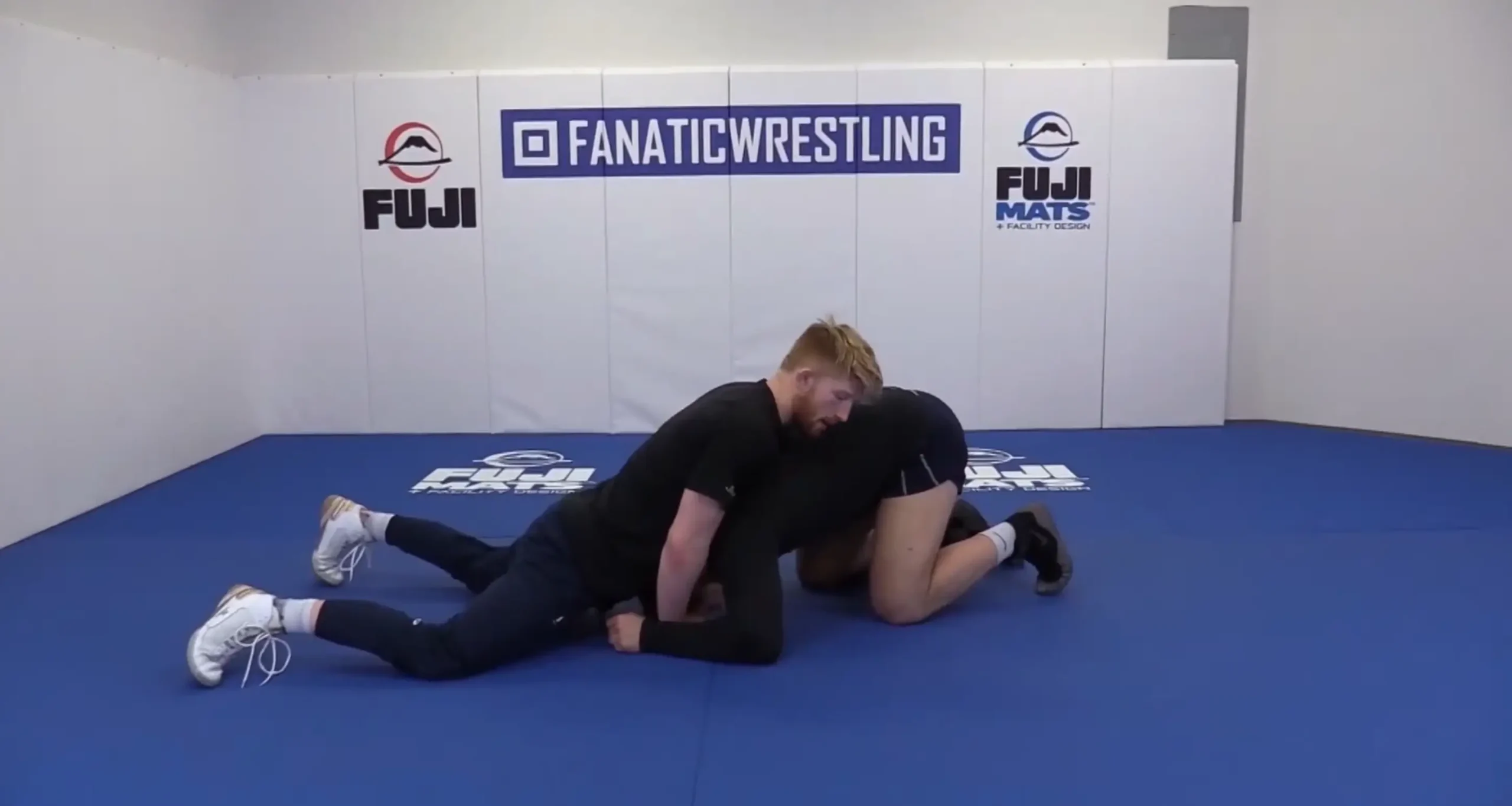 Combattant MMA exécutant un Sprawl lourd parfait pour défendre un takedown