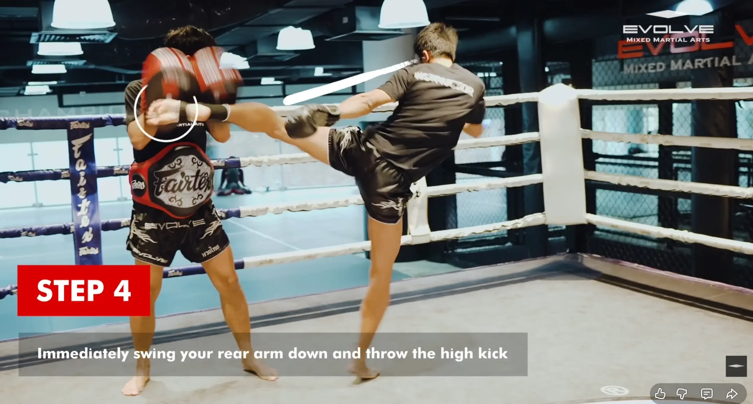Biomécanique d'un High Kick parfait en Muay Thai : un combattant exécute un coup de pied circulaire à la tête avec une rotation complète des hanches et une inclinaison du buste.