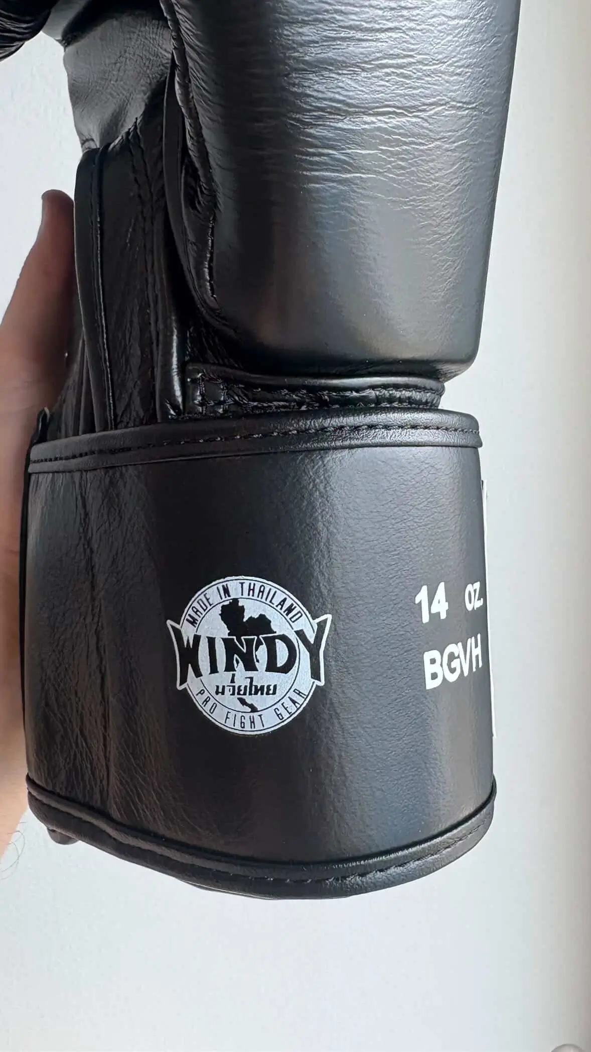 Gros plan sur le logo Windy et l'étiquette Made in Thailand