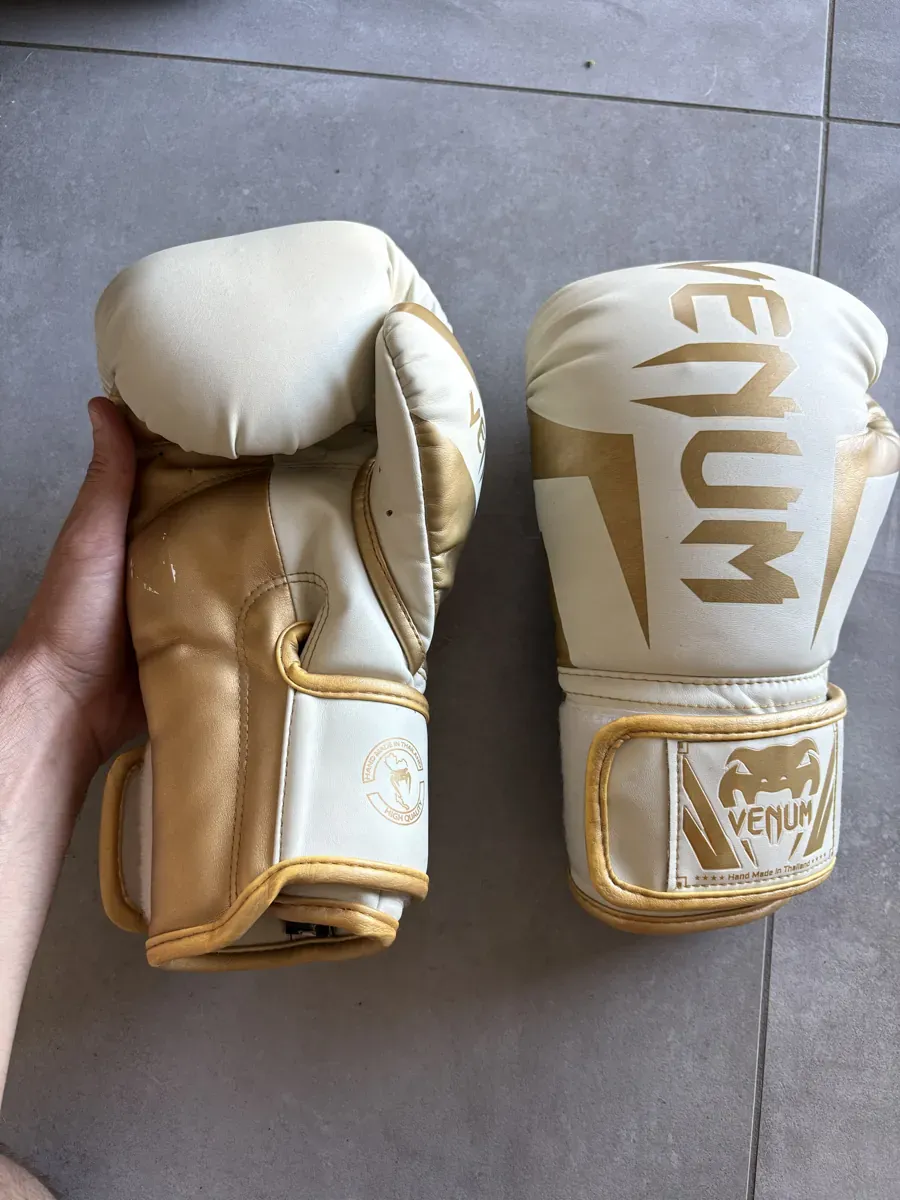 Gants Venum Elite blanc et or 14 oz, face logo et paume dor&eacute;e