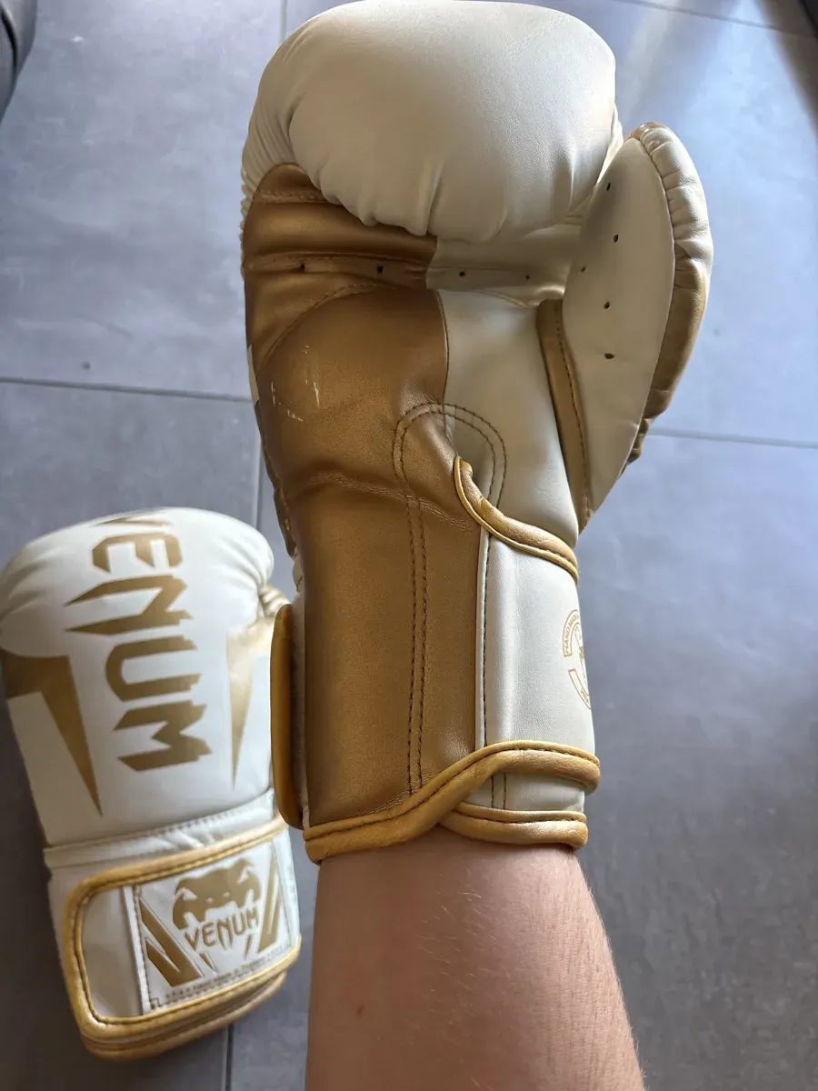 Paume du gant Venum Elite blanc et or, panneau a&eacute;r&eacute; visible
